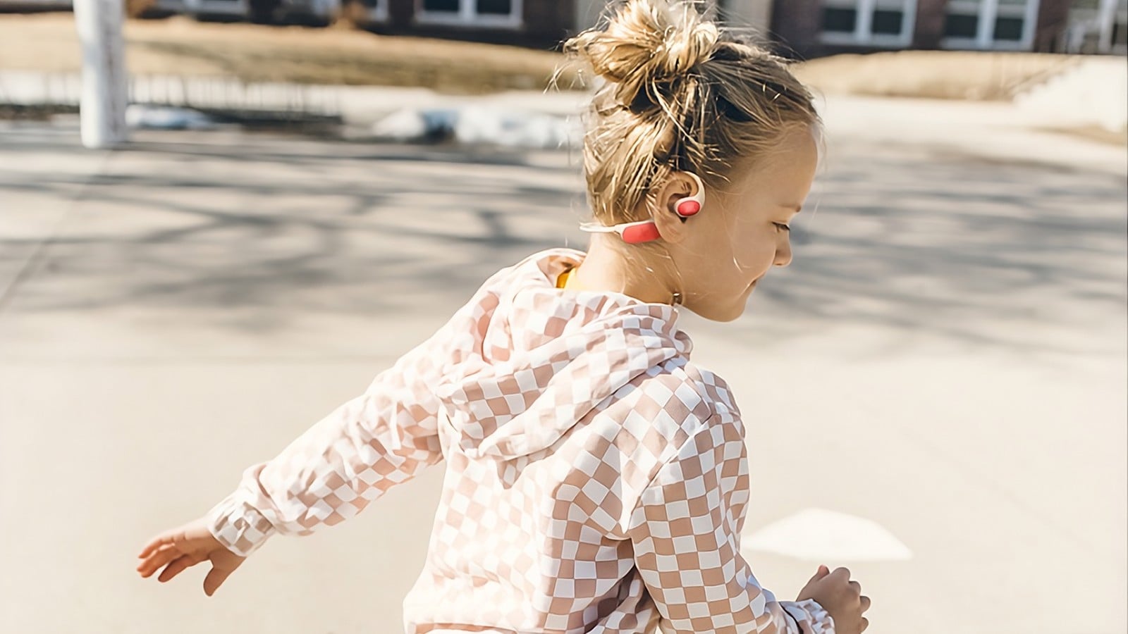 JBL Junior Free chega ao Brasil por R$ 349 como fone aberto para crianças com volume limitado