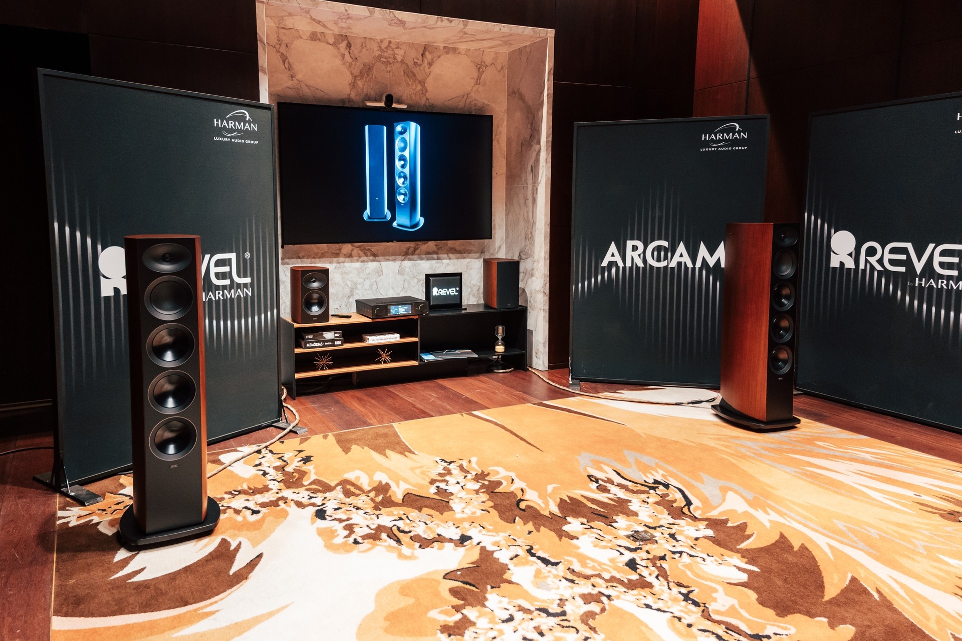 Sala da Harman com caixas Revel de torre em madeira e o sistema Arcam