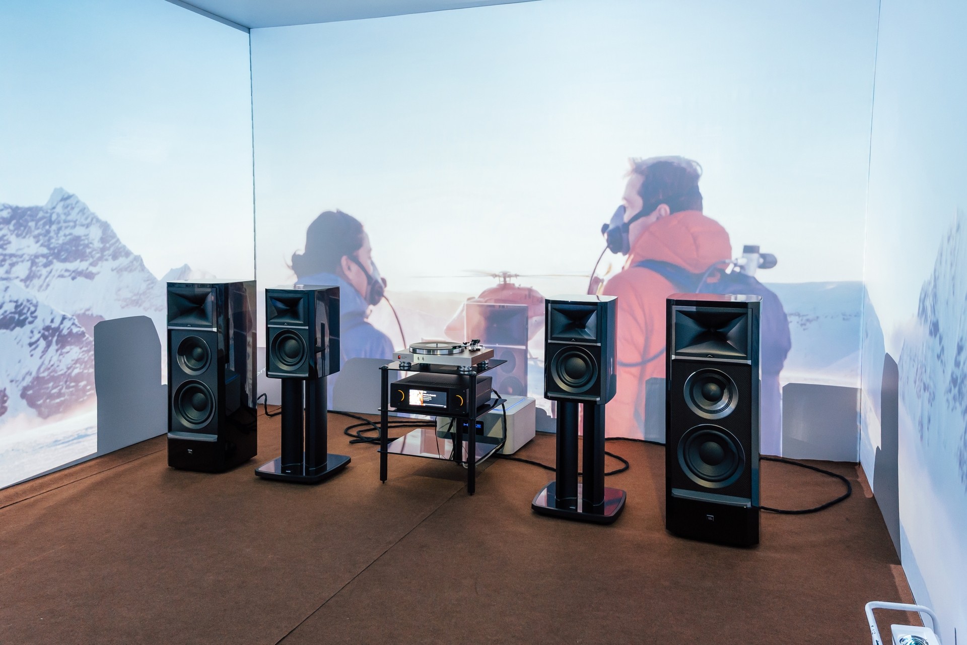 JBL Summit e Revel Performa4 chegam ao Brasil; par de caixas mais caro custa R$ 219.998