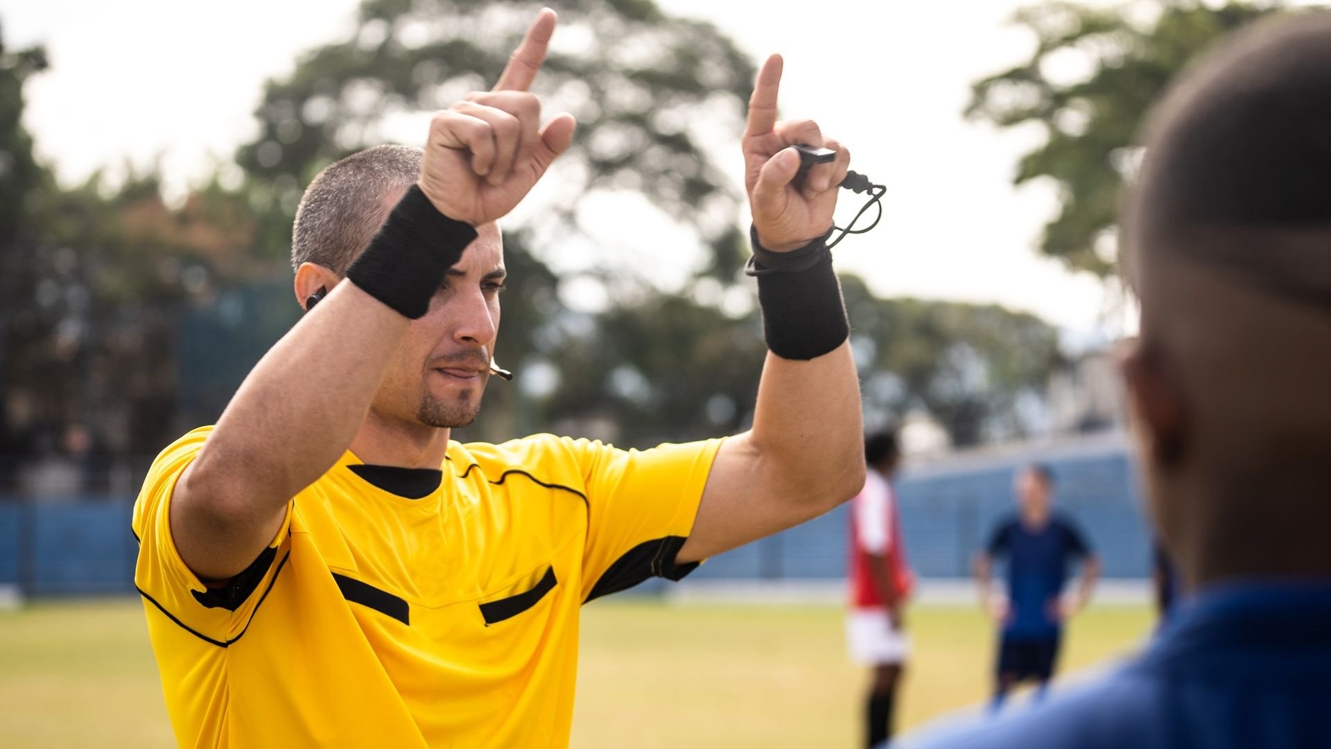 Árbitro consultando VAR no Campeonato Espanhol