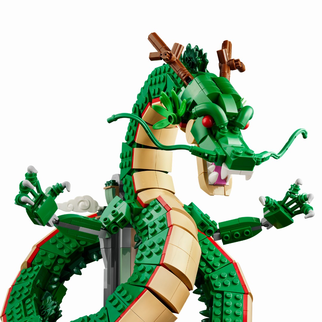 Shenlong montado em LEGO visto de perto