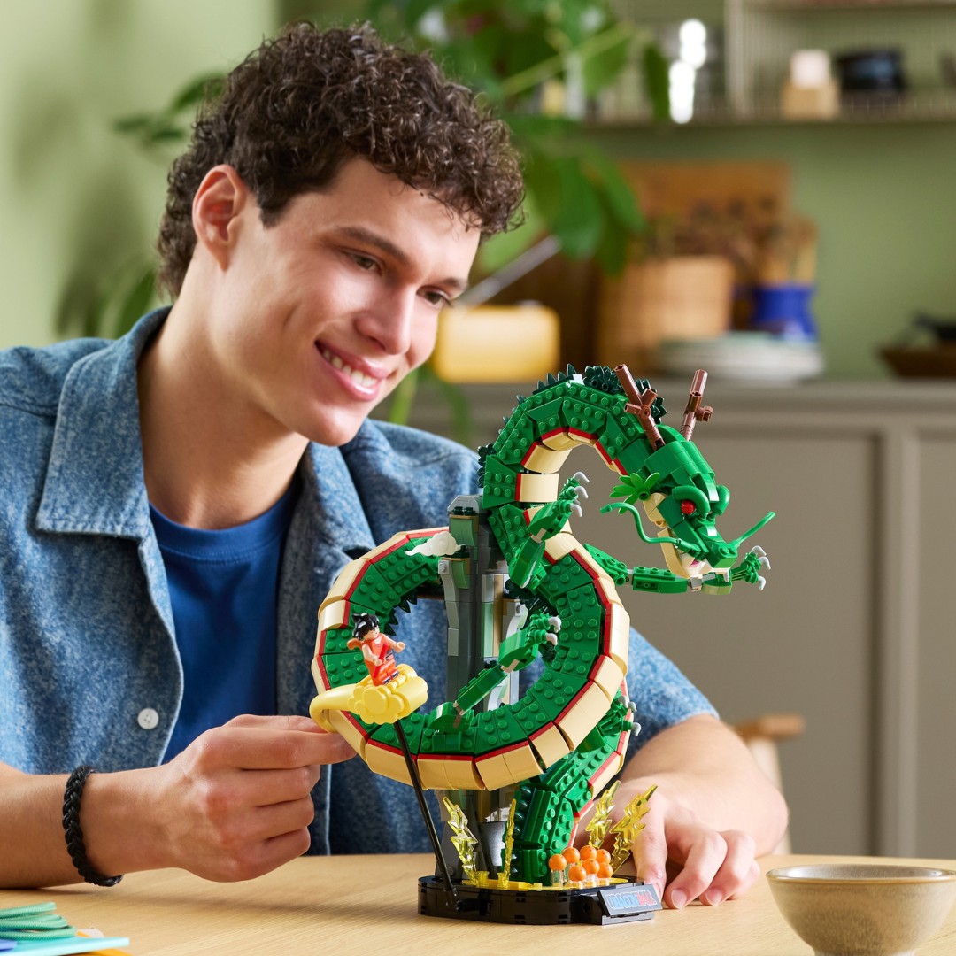 Pessoa montando o LEGO Shenlong e Goku em uma mesa