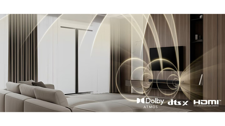 Sala com o LG Sound Suite e os logos de Dolby Atmos, DTS:X e HDMI