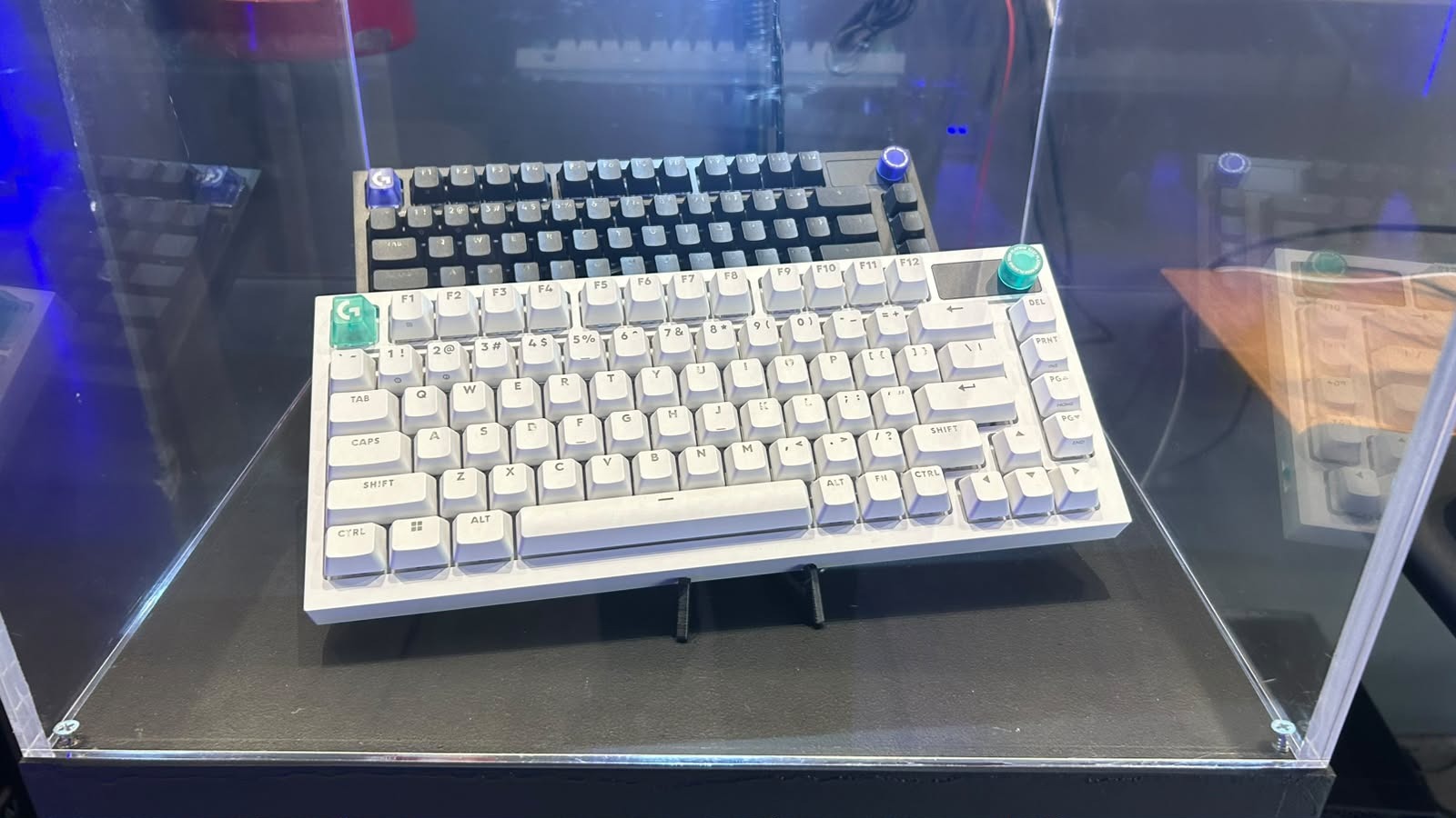 Teclado Logitech G316 X 75 nas cores preta e branca em vitrine