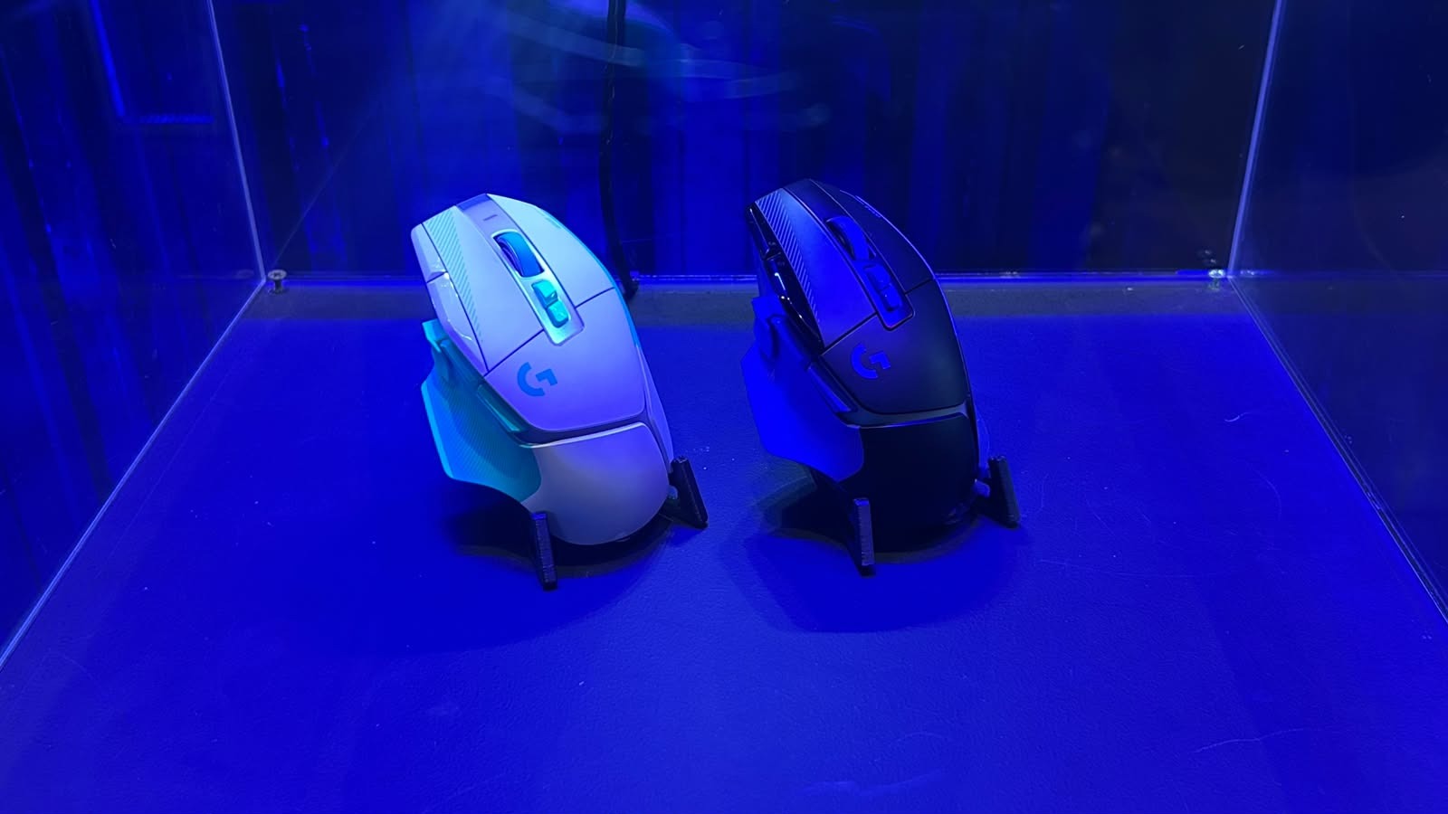 Mouses Logitech G502 X Plus nas novas cores em vitrine iluminada de azul