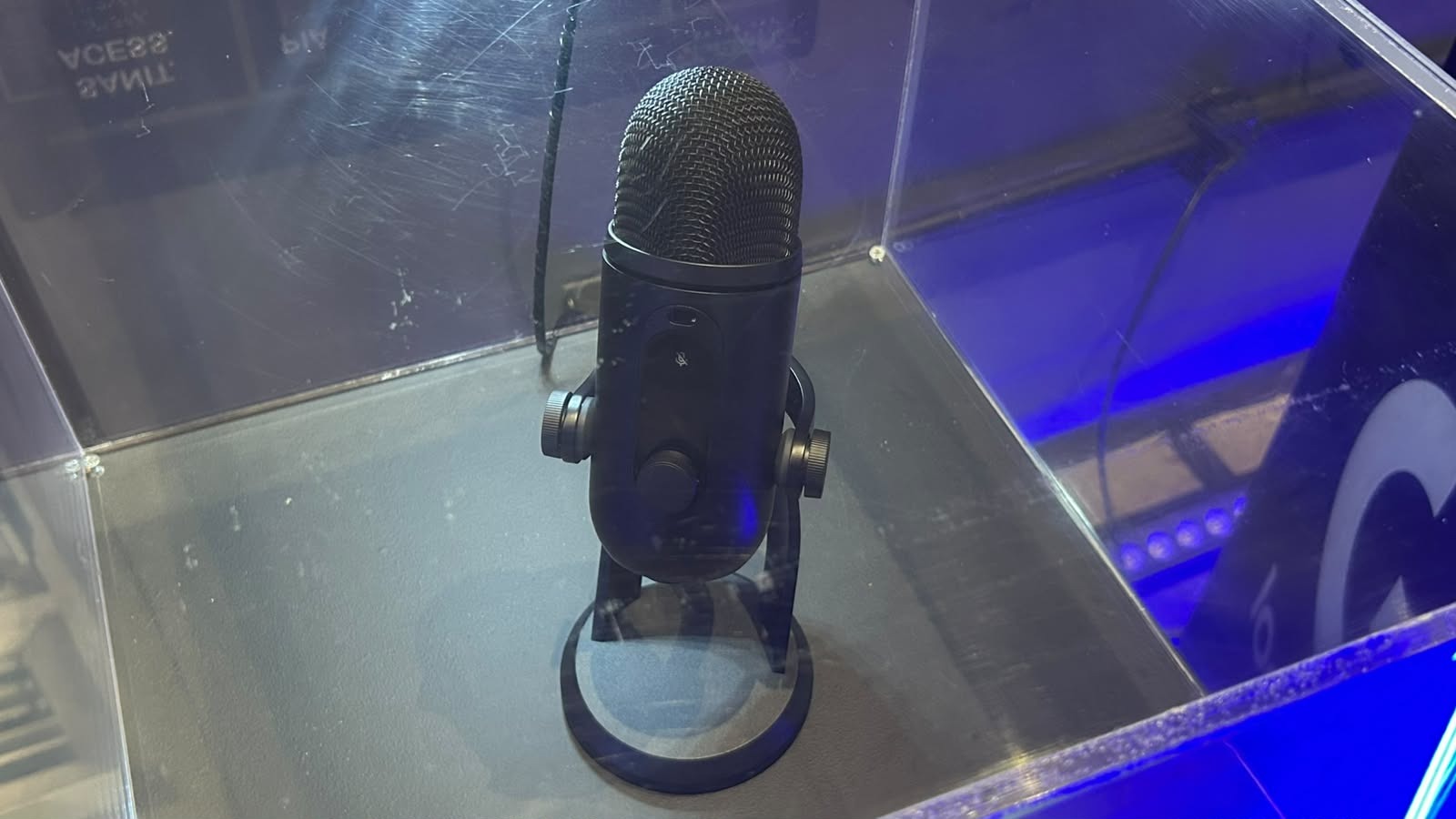 Microfone Yeti 2 da Logitech exposto em vitrine