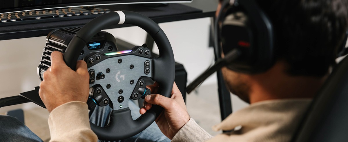 Volante RS50 em uso em cockpit de simulação