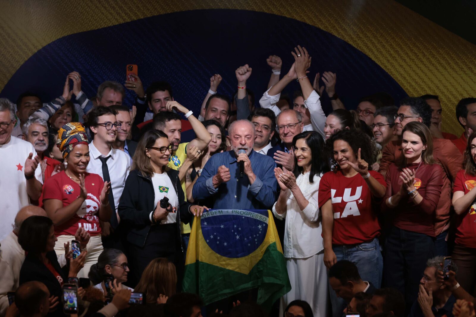 Lula promete regular big techs após reeleição e acusa plataformas de interferir na eleição