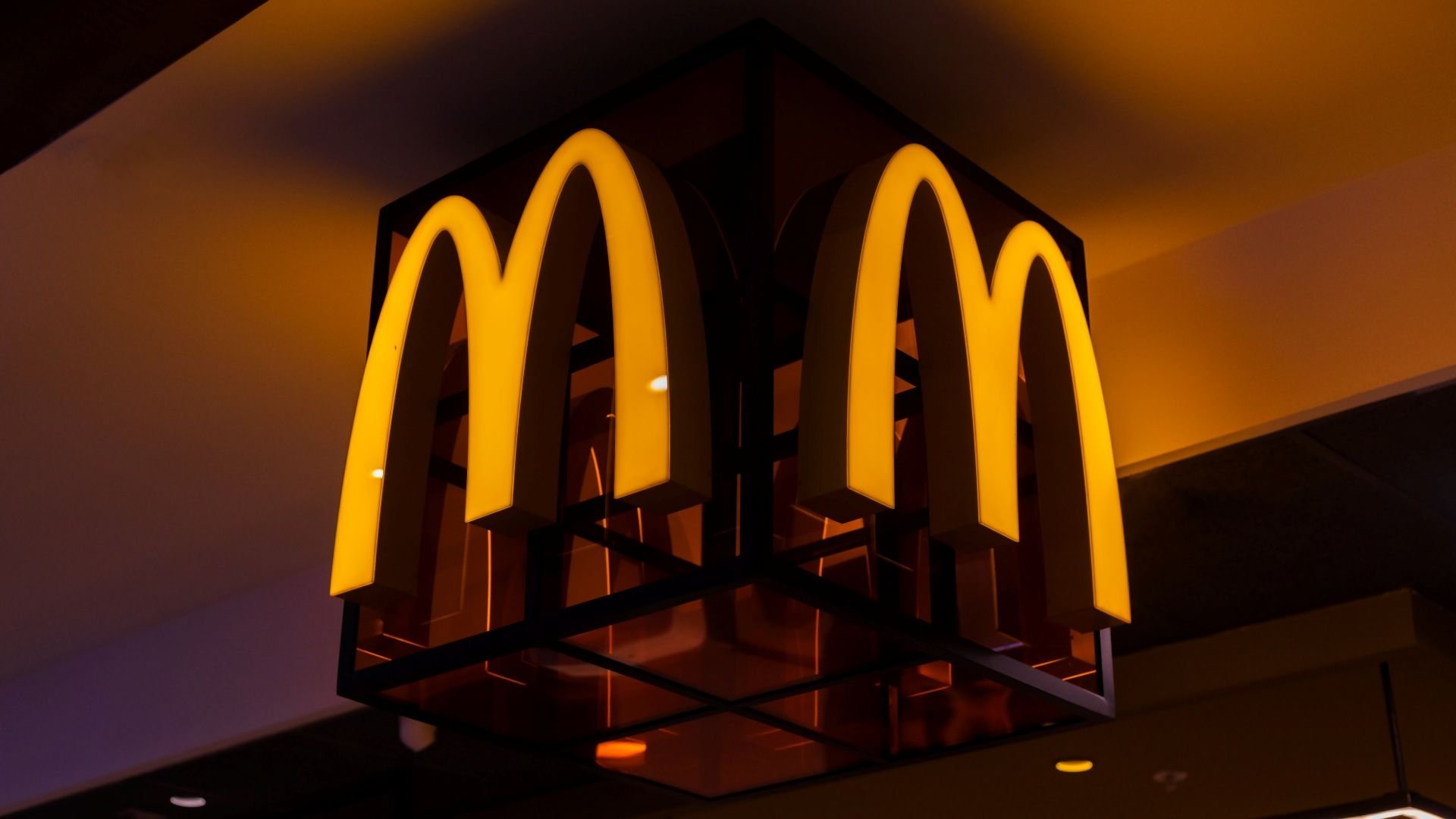 Totem de autoatendimento do McDonald's com a IA Archy