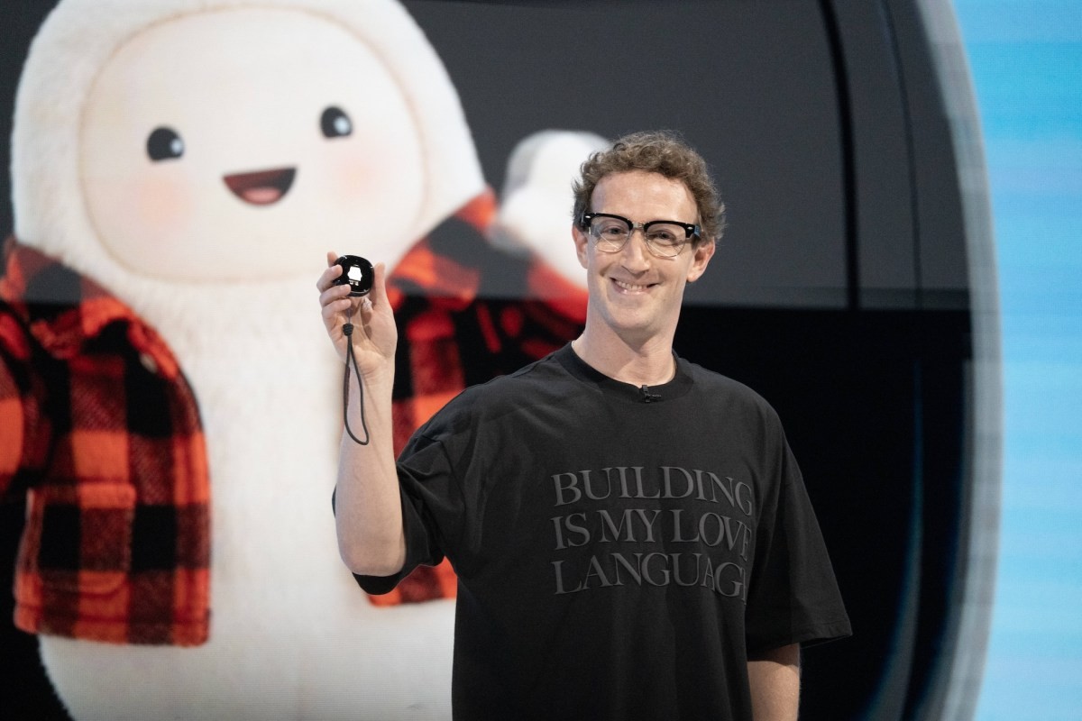 Mark Zuckerberg ao lado do mascote do Muse
