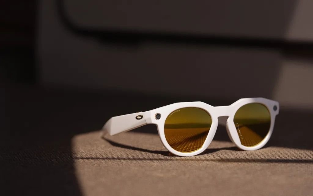 Óculos inteligentes da linha Oakley Meta, que também usa câmera e LED indicador