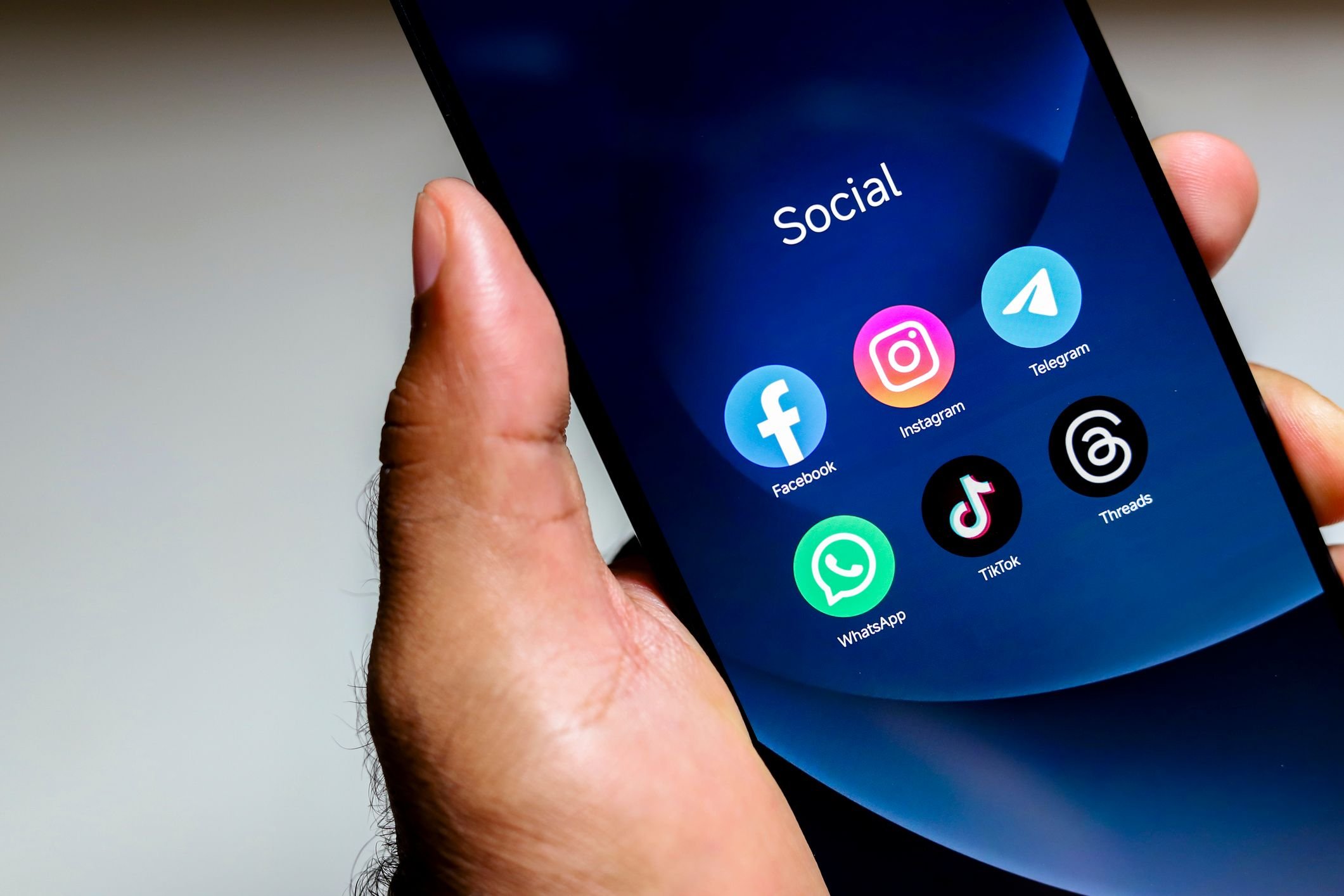 Celular com os ícones de Facebook, Instagram, TikTok e outras redes sociais