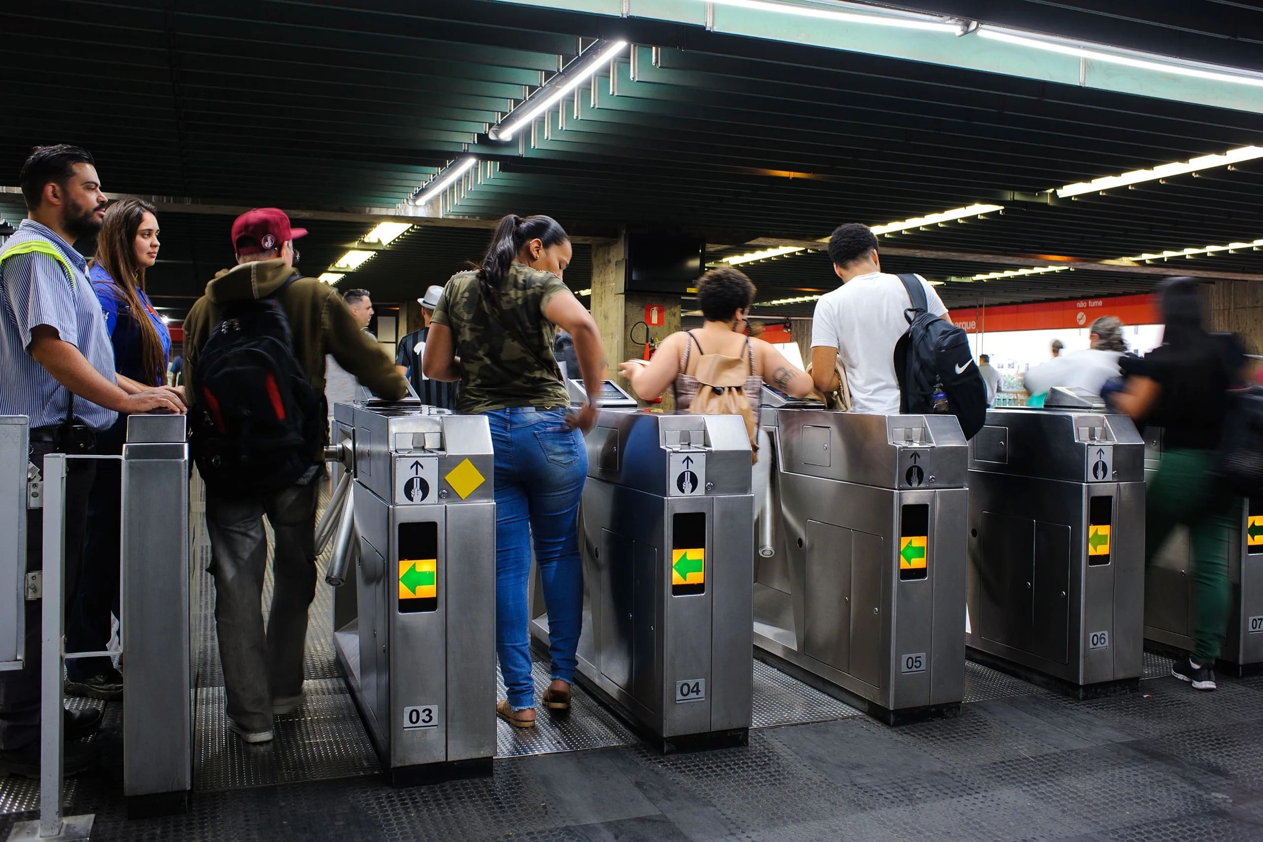 Metrô de São Paulo libera pagamento por aproximação em todas as catracas na segunda (14)