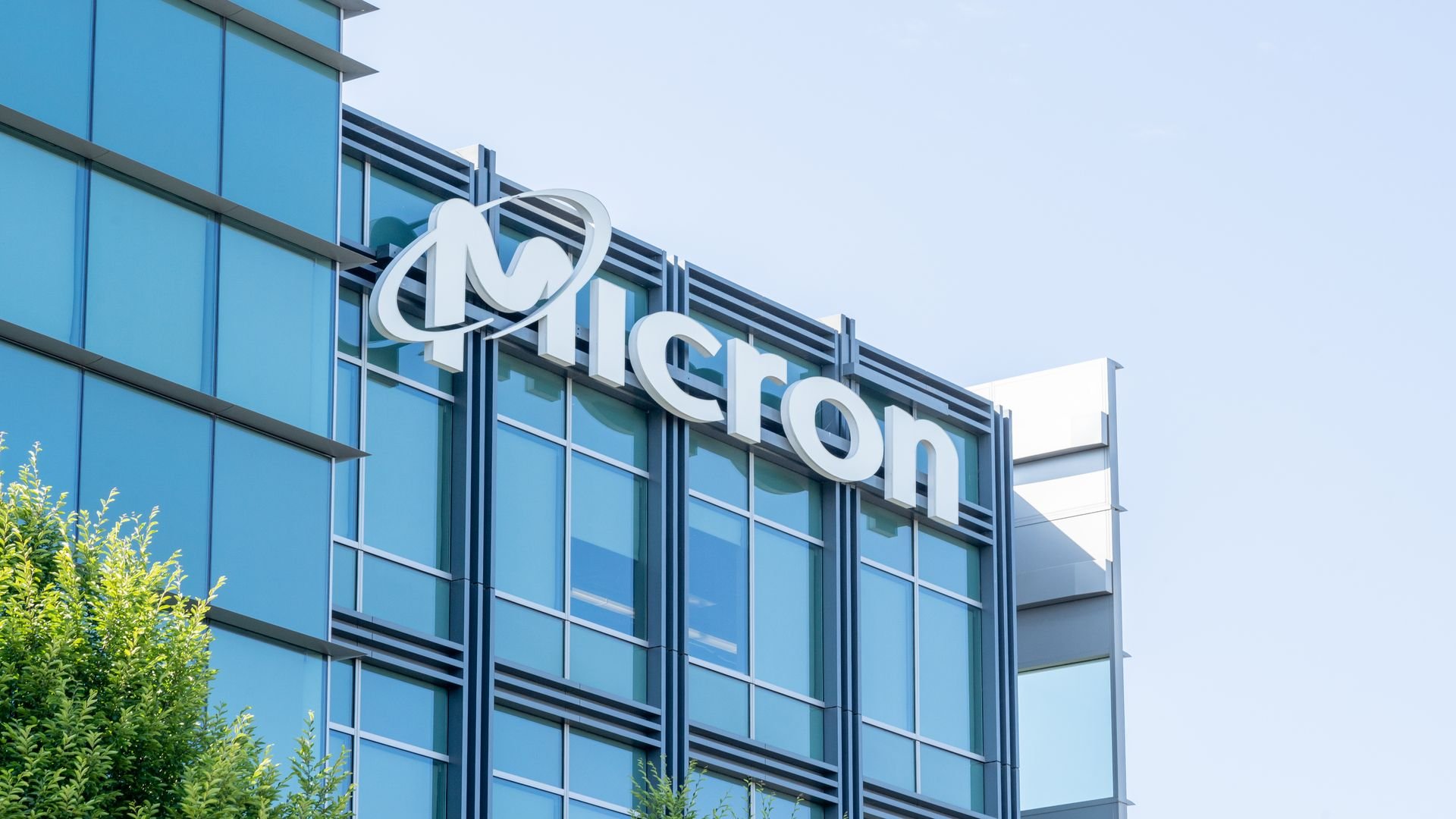 Fachada de prédio da Micron com o logotipo da empresa