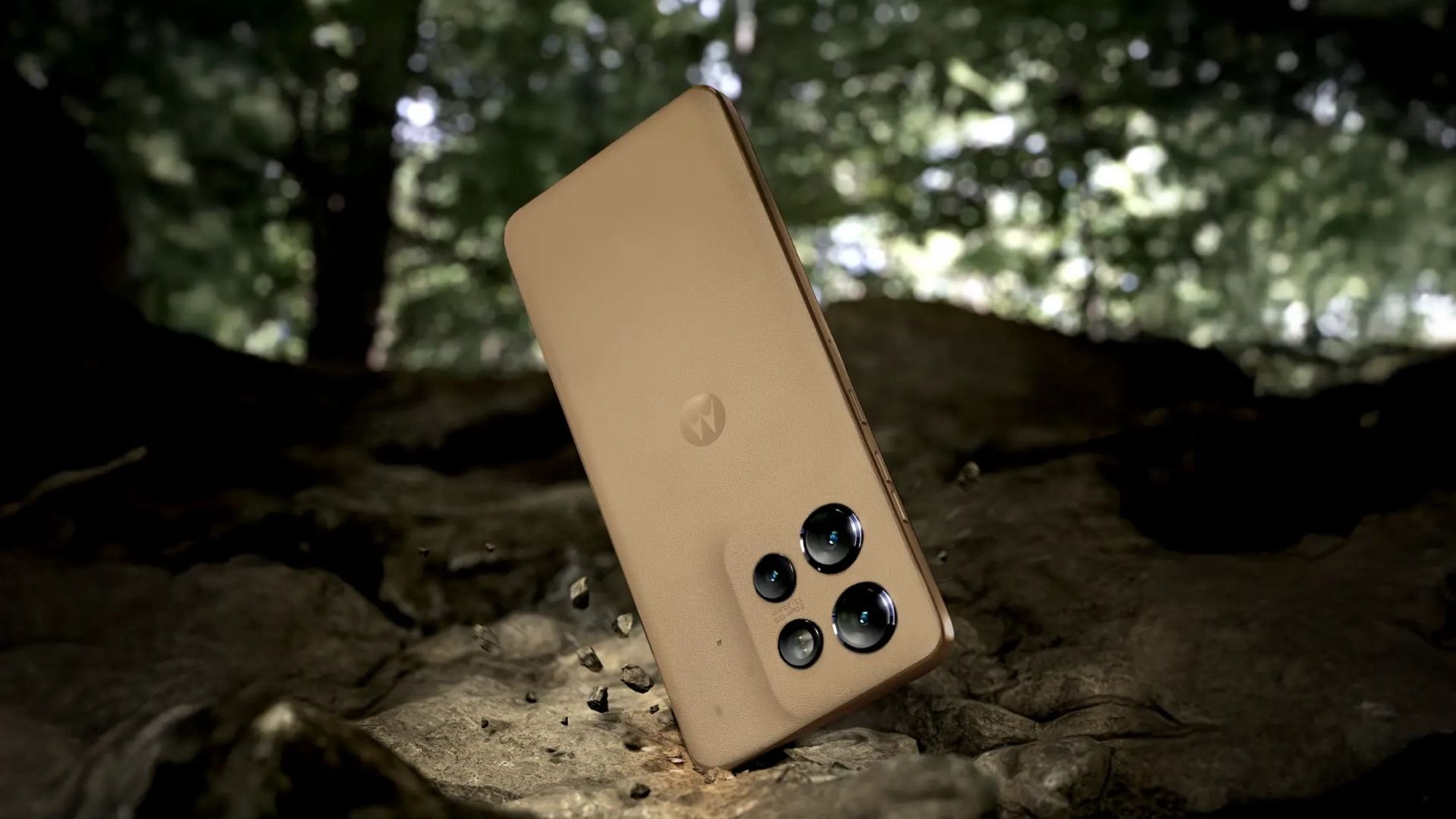 Render de smartphone da linha Edge 70 da Motorola em acabamento couro
