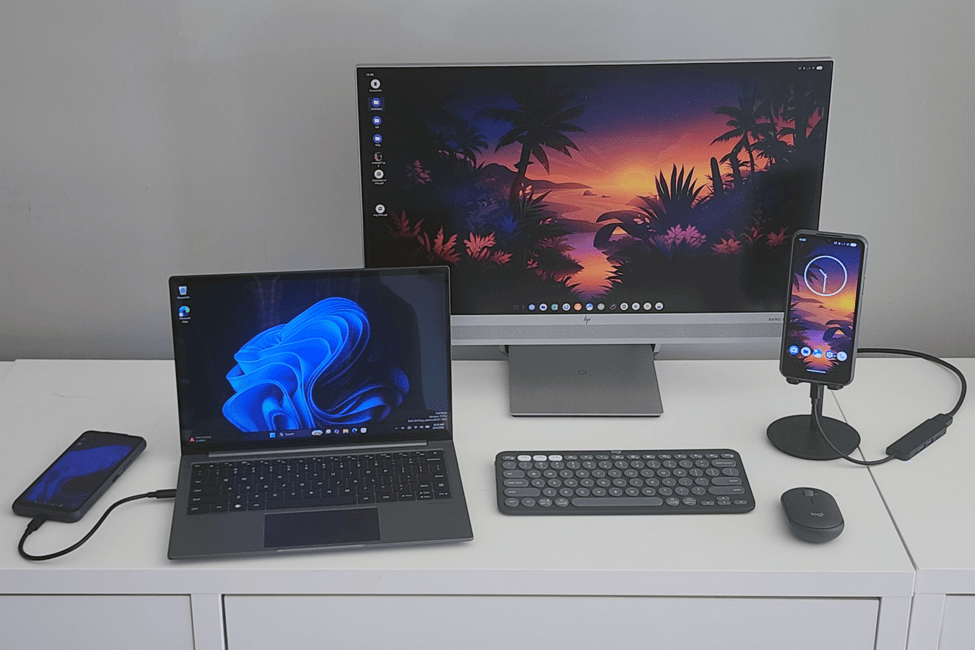 Dois NexPhone de desenvolvimento, um com Windows ligado ao NexDock e outro com Android em monitor externo