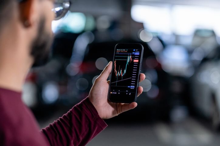 Aplicativo de acompanhamento de ações e investimentos em um celular