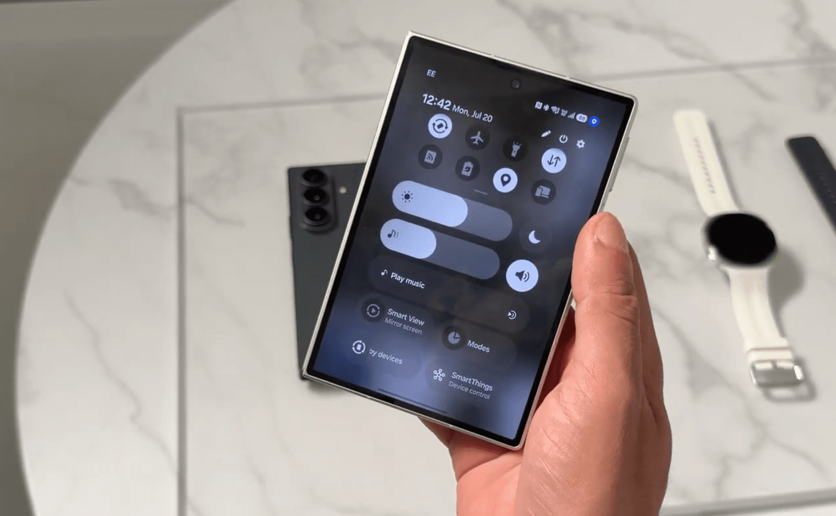 Pessoa usando um Galaxy com o Painel Rápido redesenhado da One UI 9
