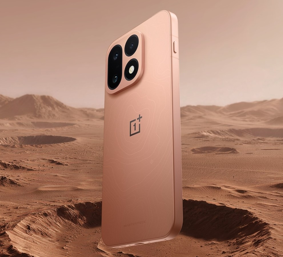 OnePlus 16 na cor laranja Mars Masterpiece em um cenário desértico