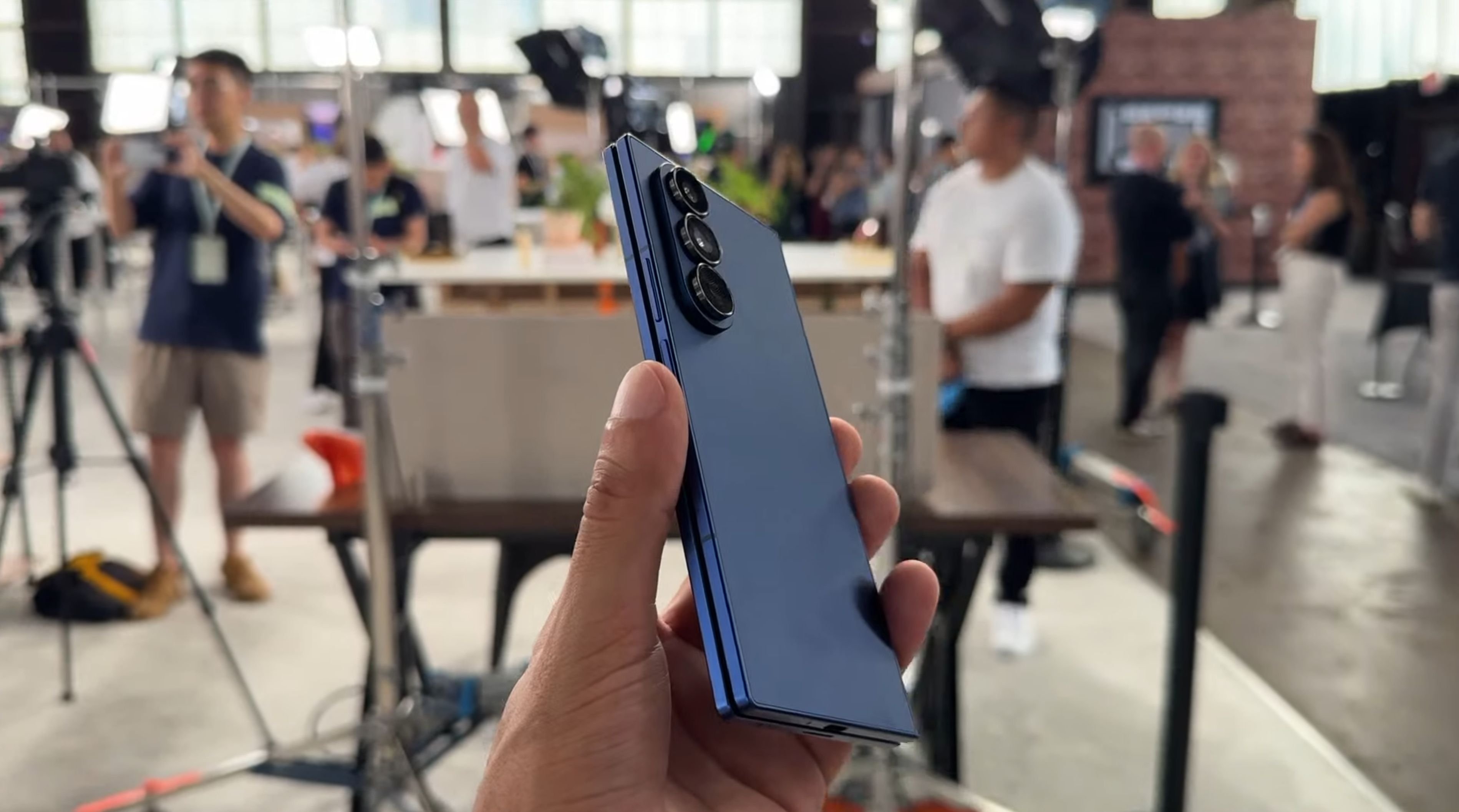 Galaxy Z Fold8 Ultra fechado na mão, visto pela traseira