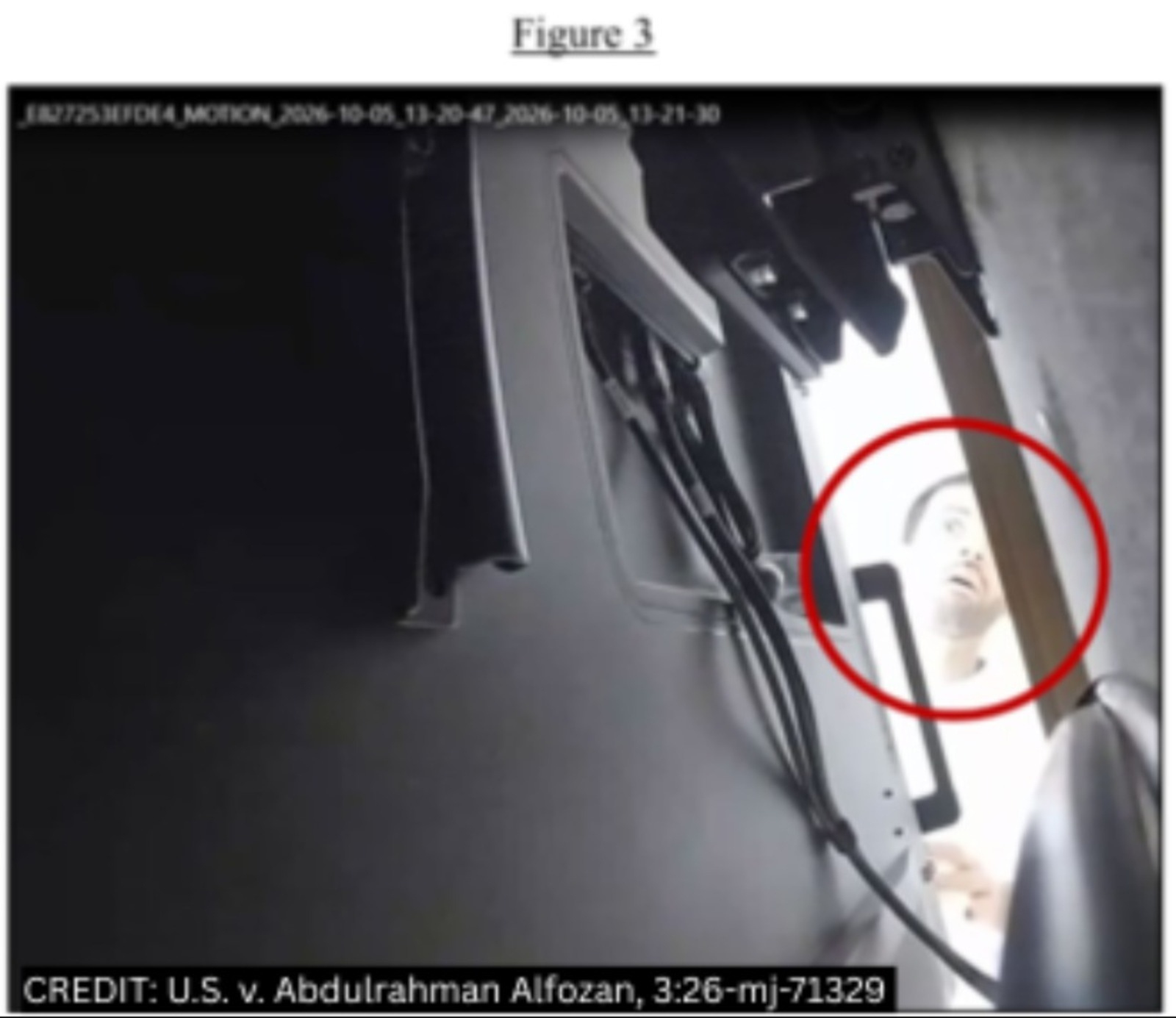Imagem de câmera de segurança anexada à denúncia mostra o engenheiro olhando atrás da TV da sala de reunião (crédito: Departamento de Justiça dos EUA)