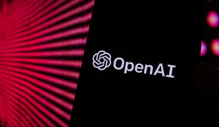 Logotipo da OpenAI exibido na tela de um celular
