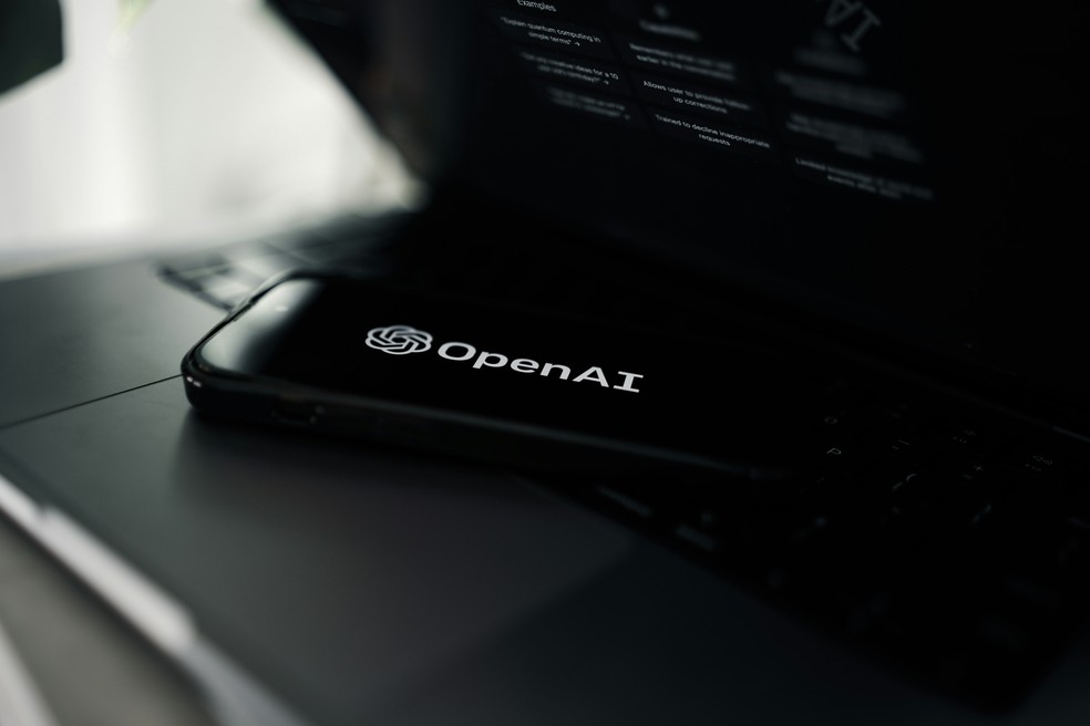 Celular com o logotipo da OpenAI