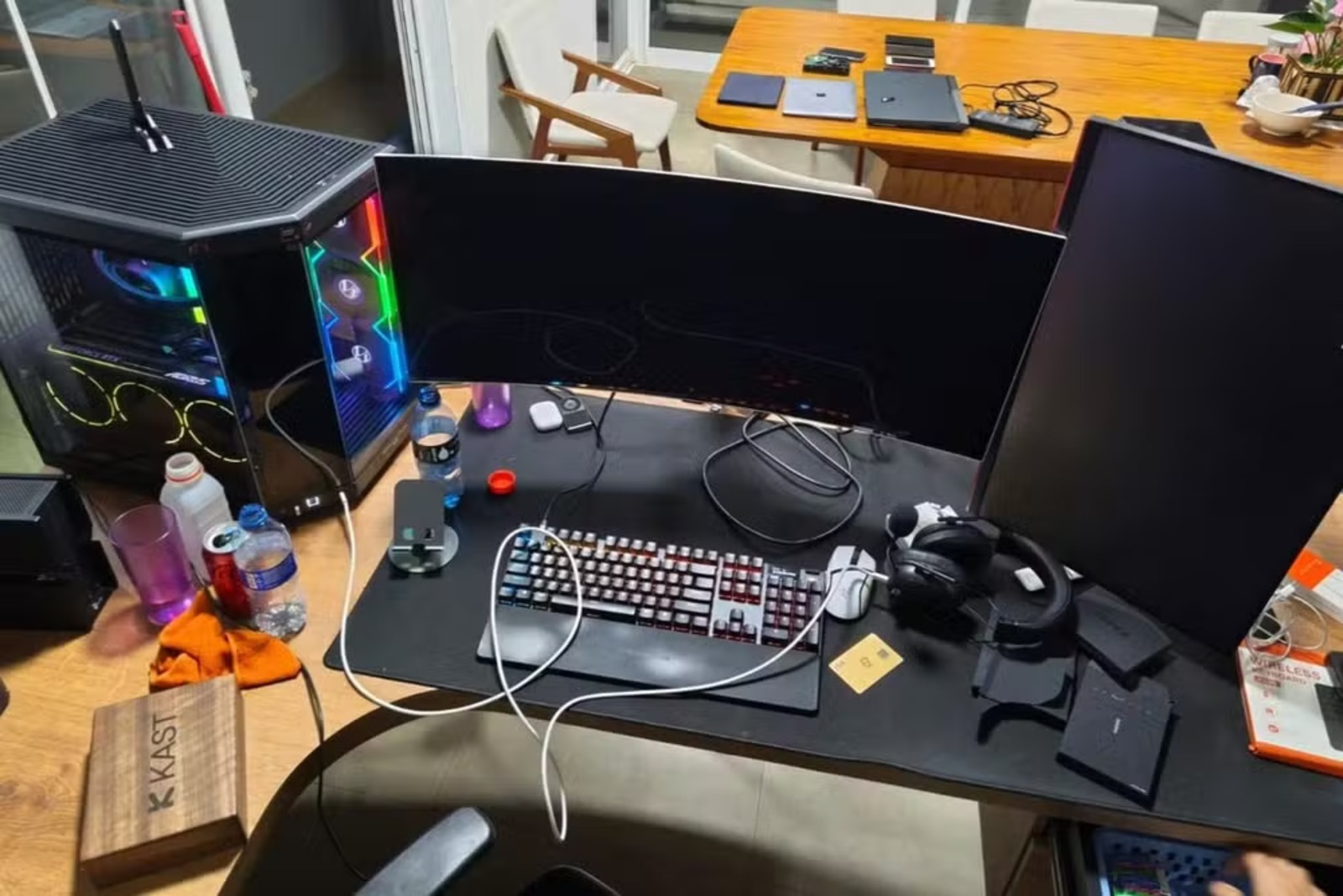 Computadores em um dos endereços vistoriados na Operação Perseu 7 (foto: Divulgação/PCDF)