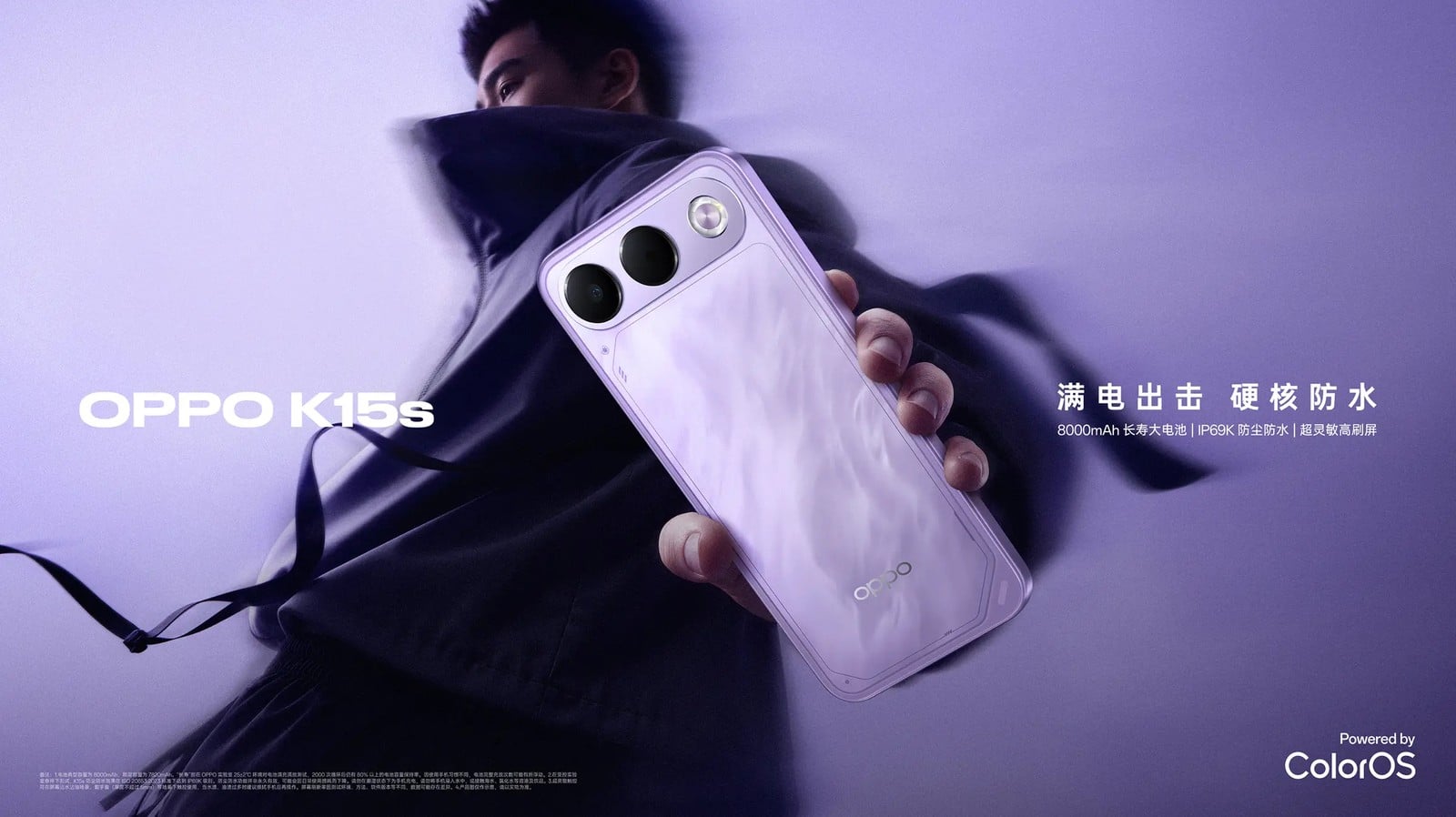 OPPO K15s na cor lilás, segurado por um homem em movimento