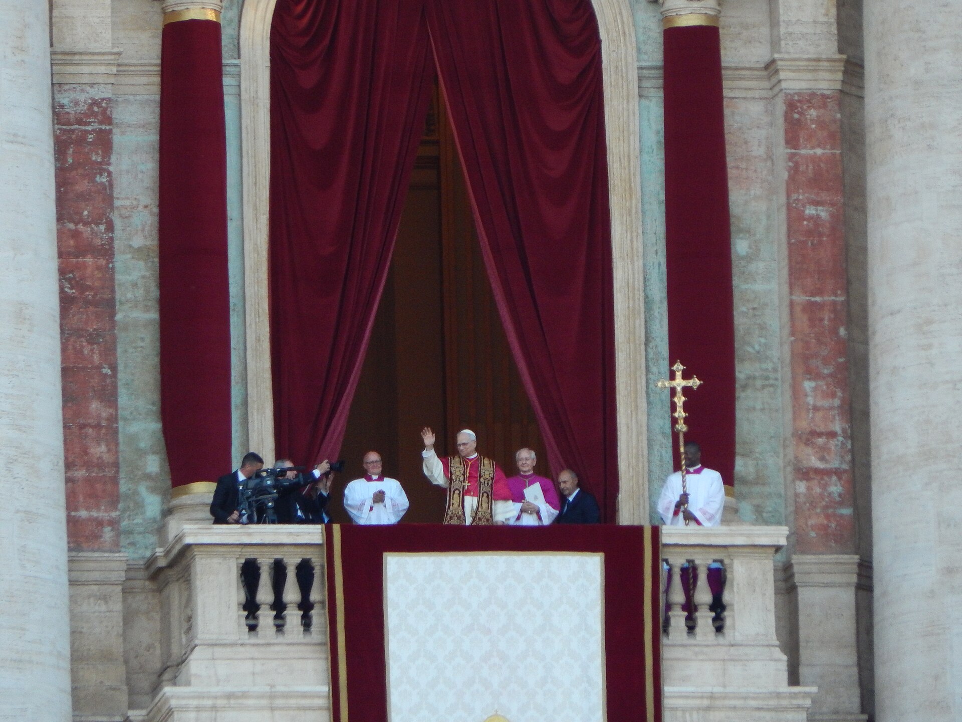 Papa Leão XIV acena da sacada da Basílica de São Pedro