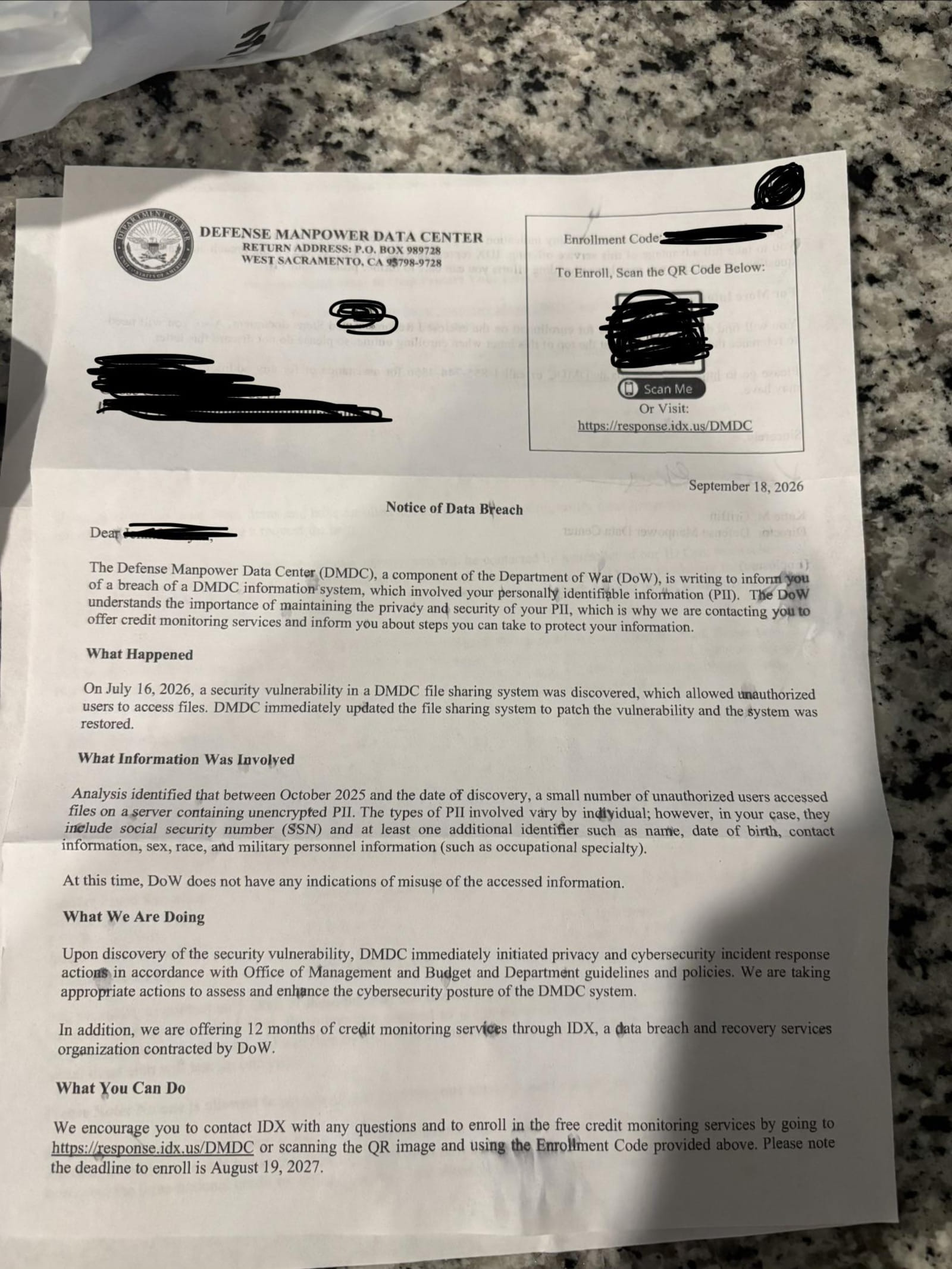 Carta de notificação de violação de dados enviada pelo DMDC, com informações pessoais tarjadas