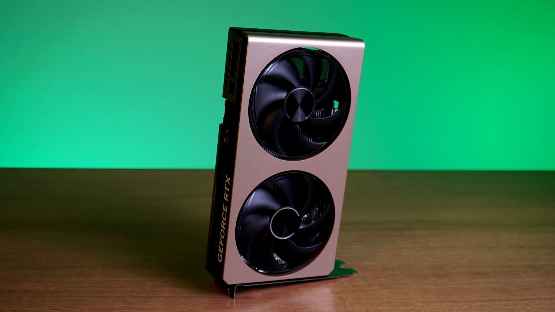 GeForce RTX 5060 apoiada em uma mesa de madeira