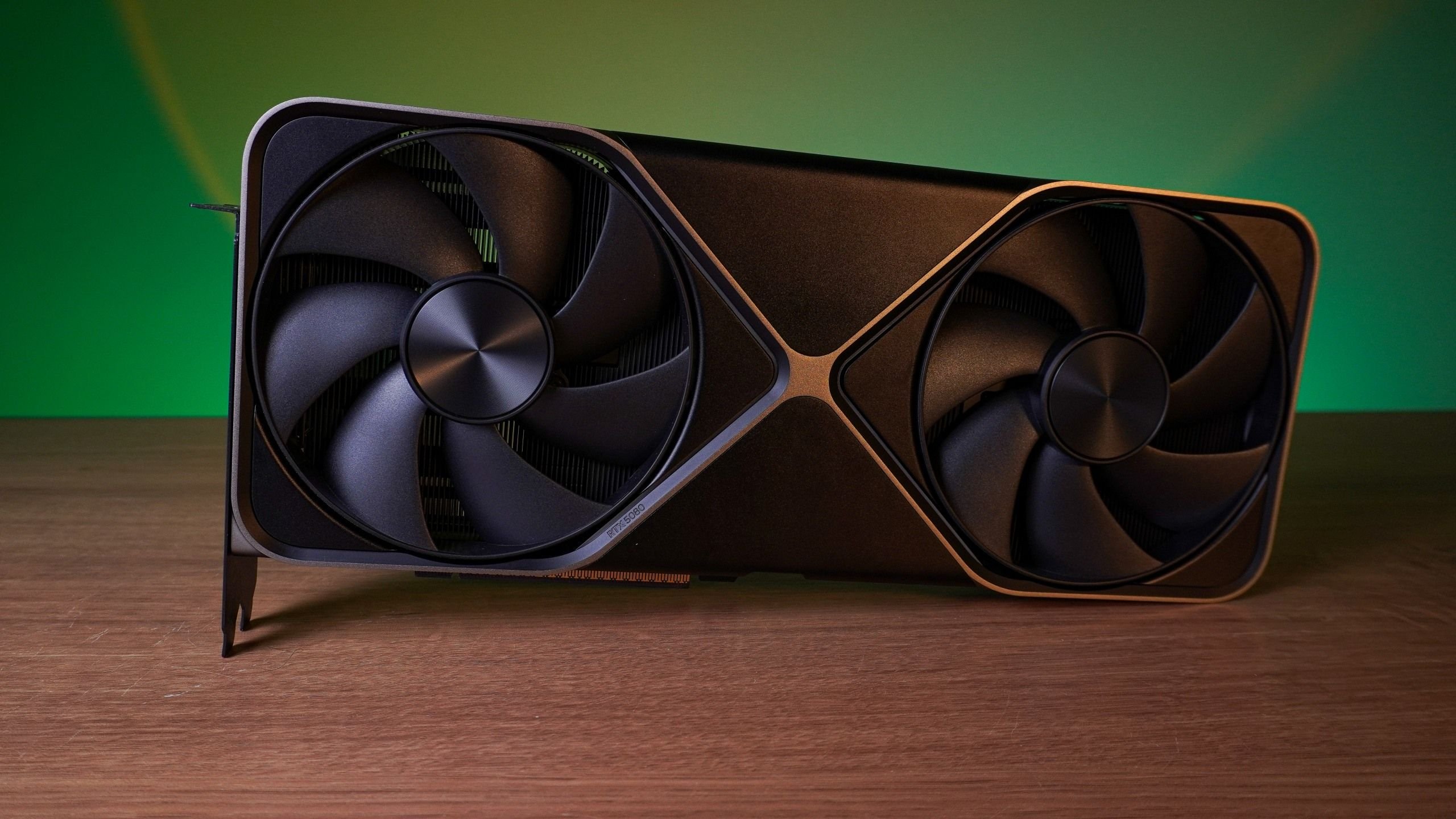 GeForce RTX 5080 Founders Edition sobre mesa de madeira