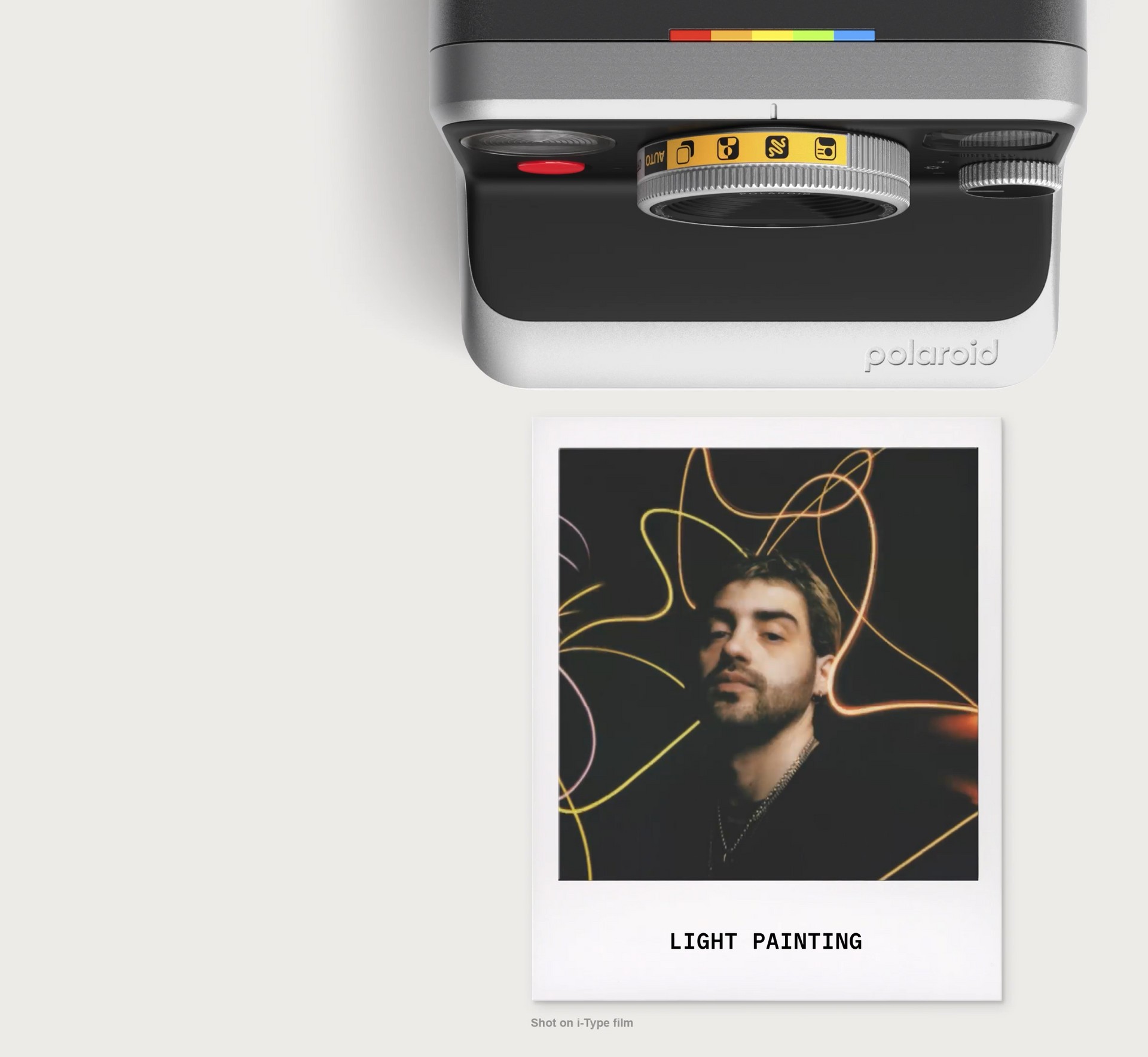Foto instantânea feita no modo light painting ao lado da Polaroid Mod