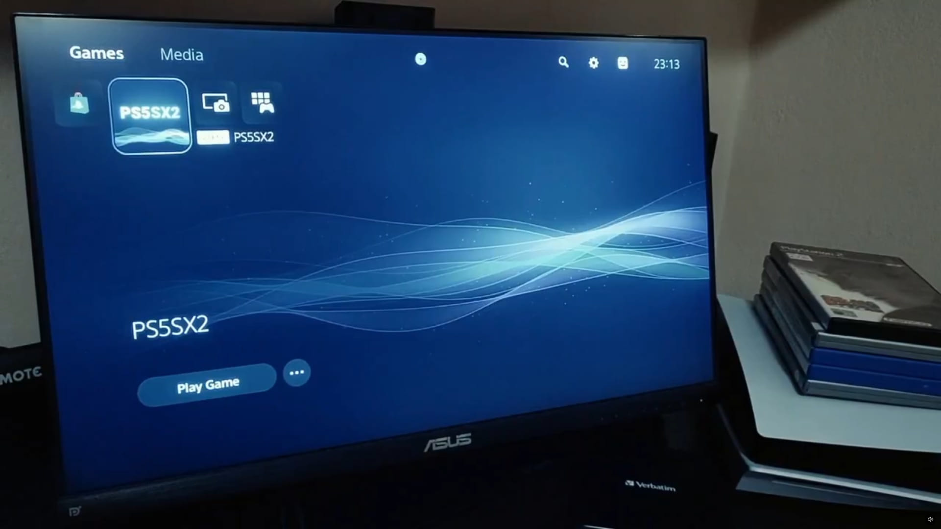 Demonstração do emulador PS5SX2 em uma tela, divulgada por Sword
