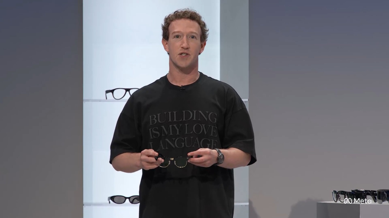 Mark Zuckerberg apresenta os novos óculos no palco do Connect 2026