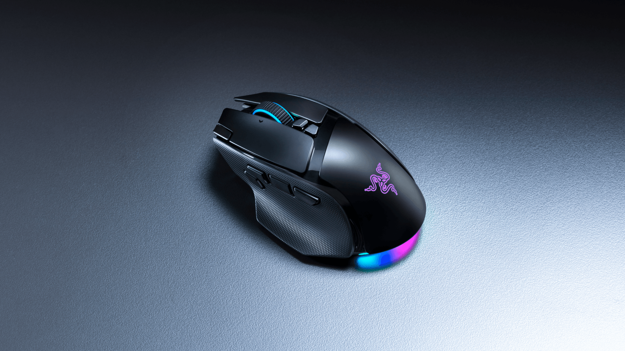 Razer Basilisk V4 Pro visto de lado, com apoio para o polegar