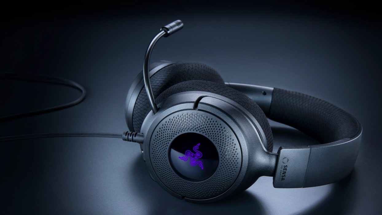 Razer Kraken V4 X Sensa HD Haptics Edition visto de lado, com o microfone retrátil e o logo iluminado
