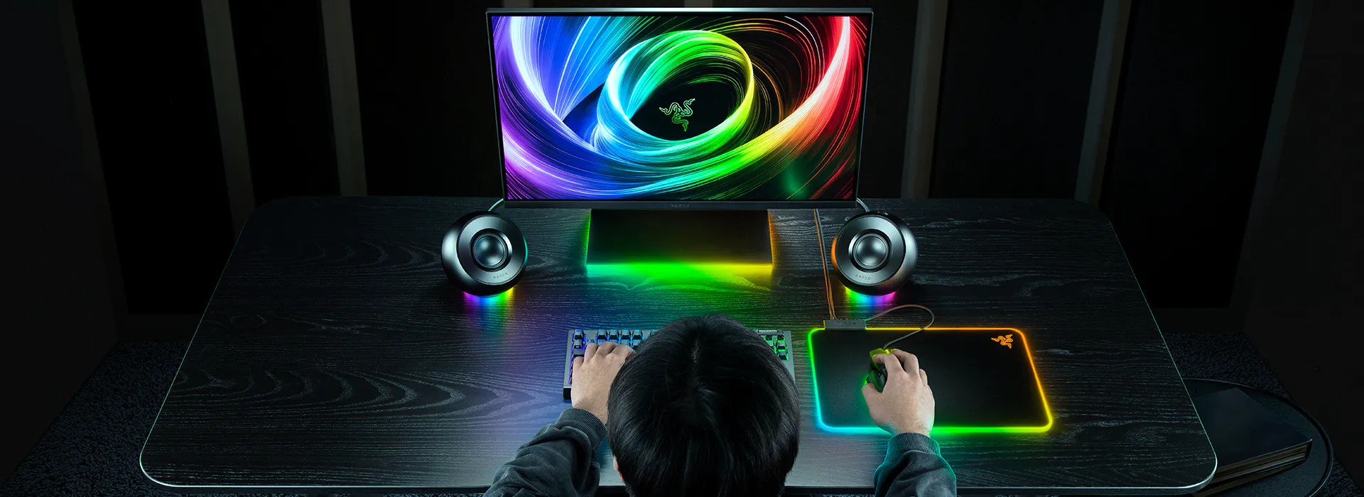 Setup gamer com as caixas Mako ao lado do monitor