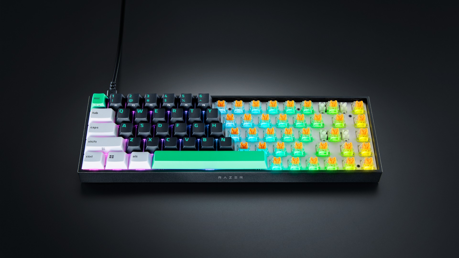 Razer Reclusa X Mini 65% com metade das keycaps removidas, mostrando os switches laranja e a placa hot-swap