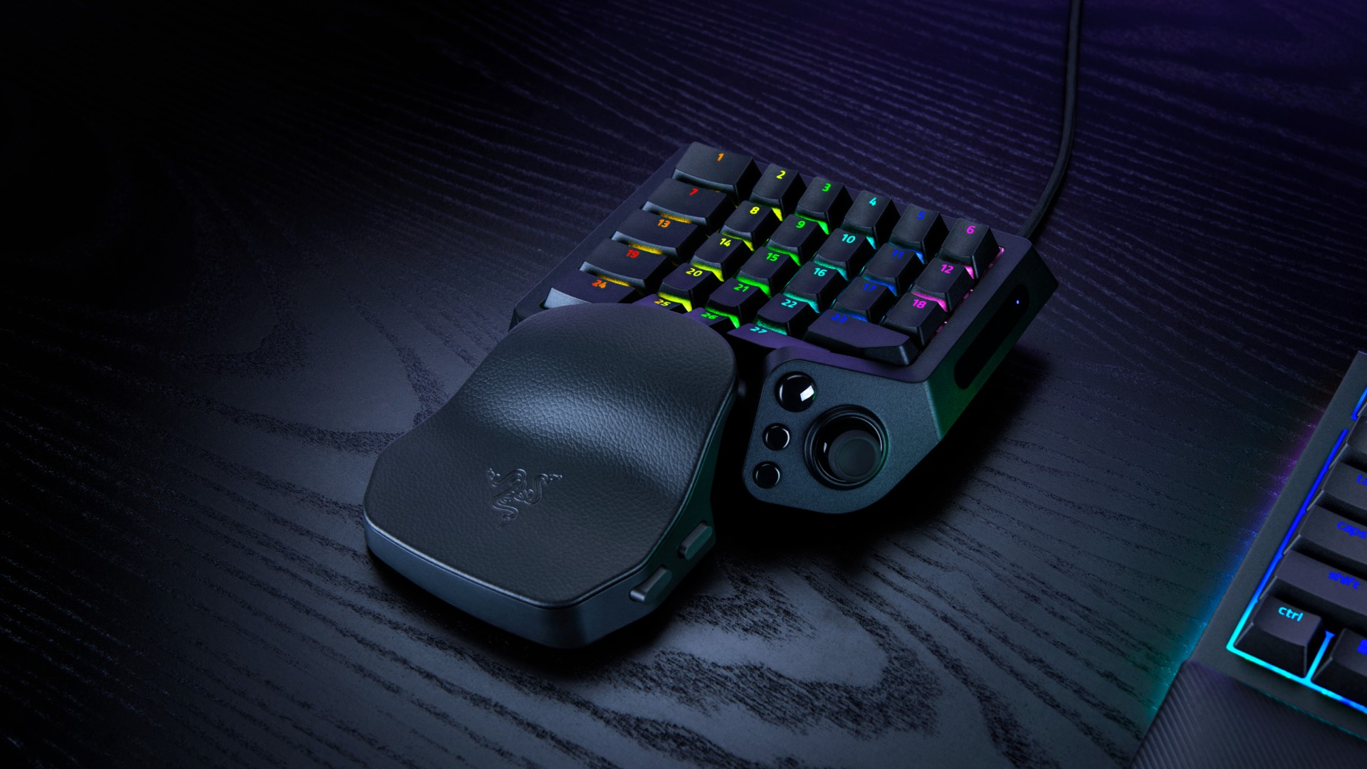 Razer Tartarus V2 Pro em uso sobre a mesa