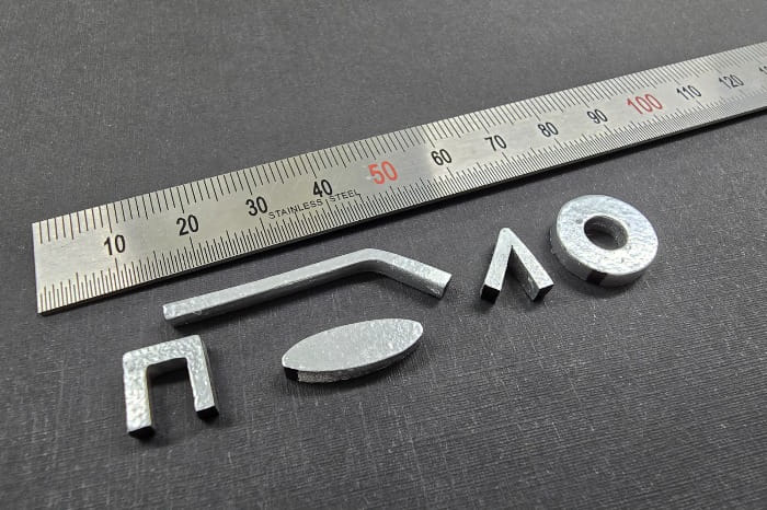 Baterias de estado sólido em miniatura da Samsung Electro-Mechanics, em formatos variados, ao lado de uma régua