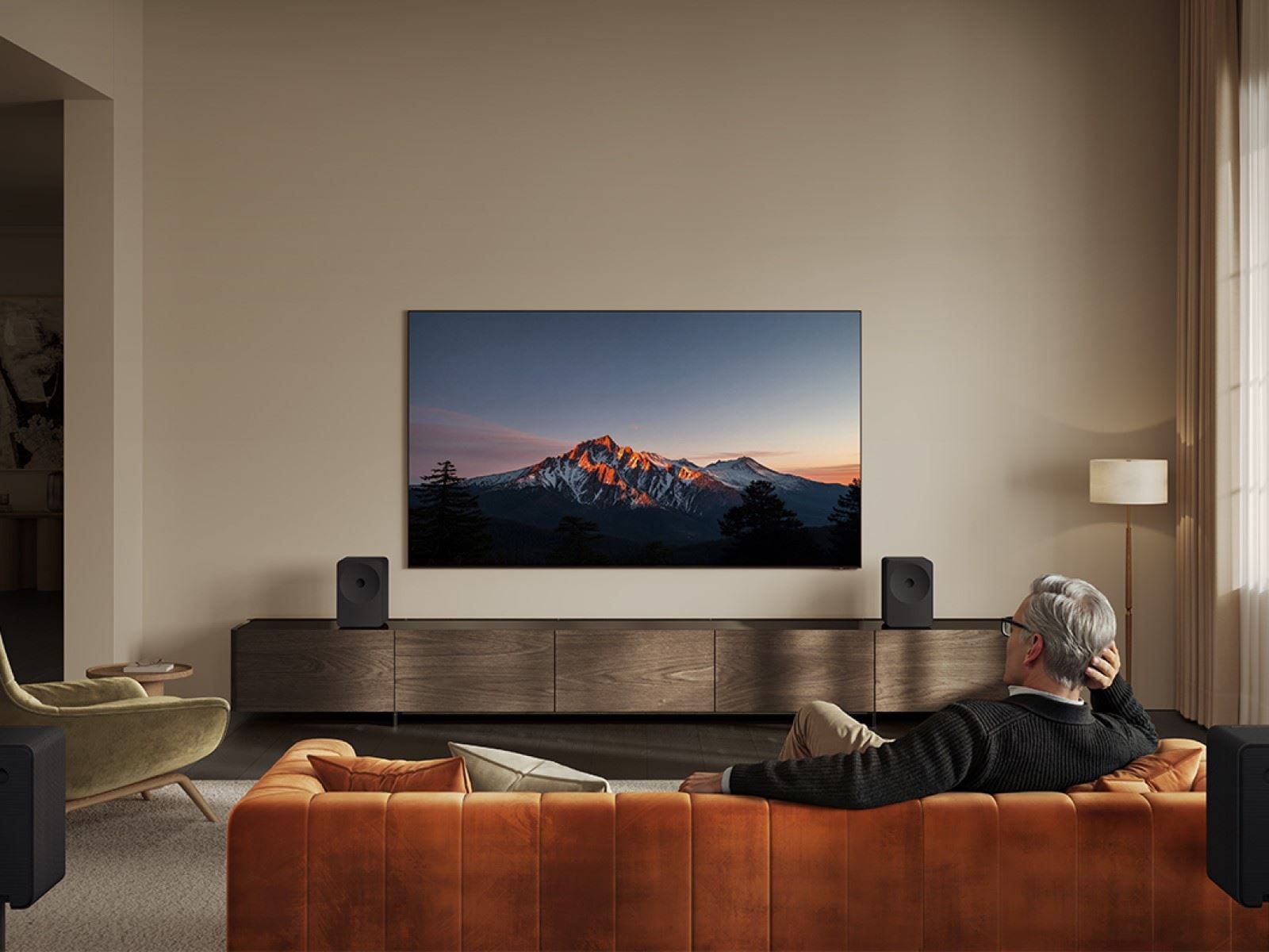 Samsung Music Studio 7 em uma sala com TV e alto-falantes complementares