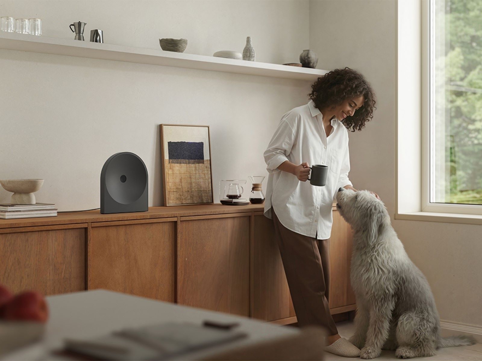 Samsung Music Studio 5 integrado à decoração de uma cozinha