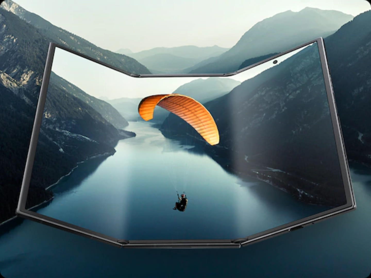 Galaxy Z TriFold aberto, com as três partes da tela formando uma paisagem