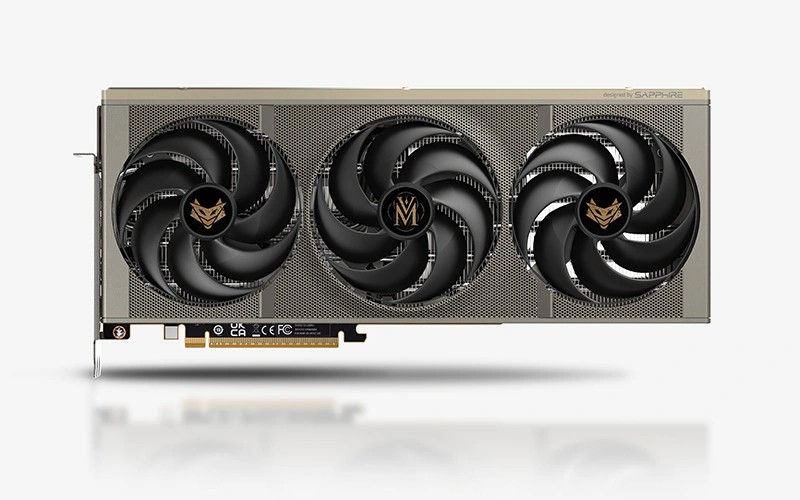 Frente da Sapphire Nitro+ RX 9070 XT Valor Mortis, com três ventoinhas e monograma do jogo