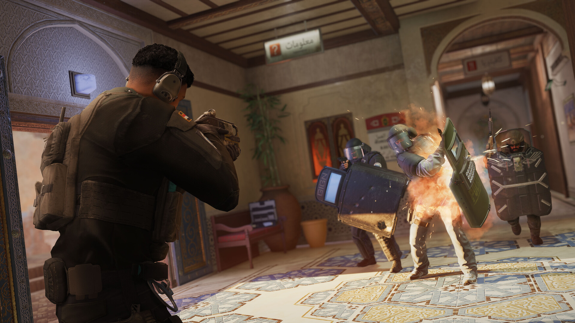 Operadores de Rainbow Six Siege em combate dentro de uma casa
