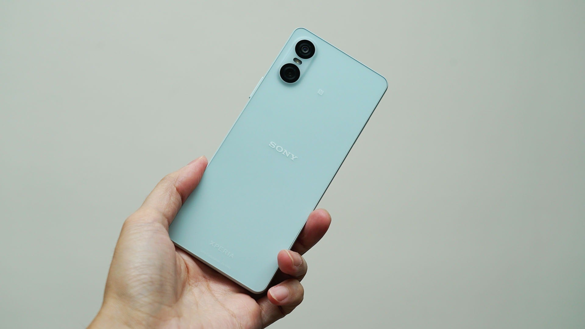 Sony Xperia 10 VI na mão, com as duas câmeras traseiras