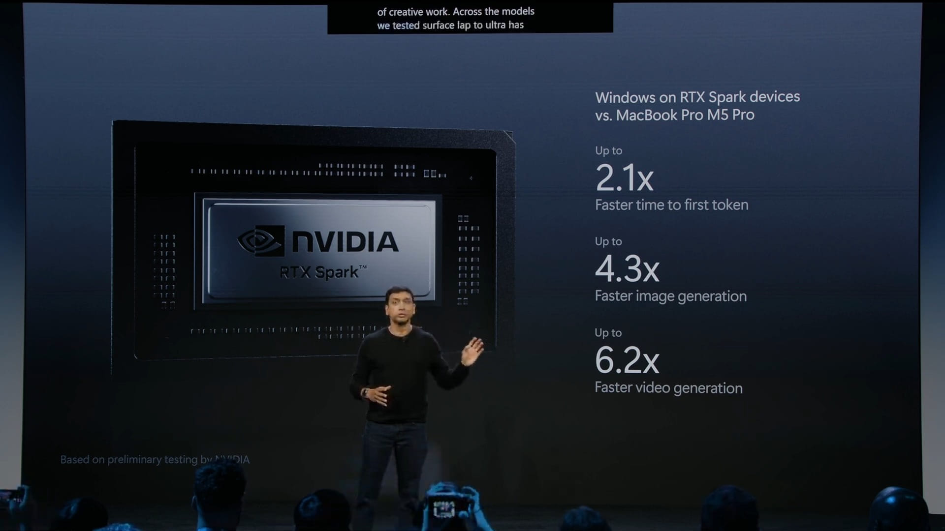 Slide da Microsoft comparando o Surface Laptop Ultra com o MacBook Pro M5 em tarefas de IA