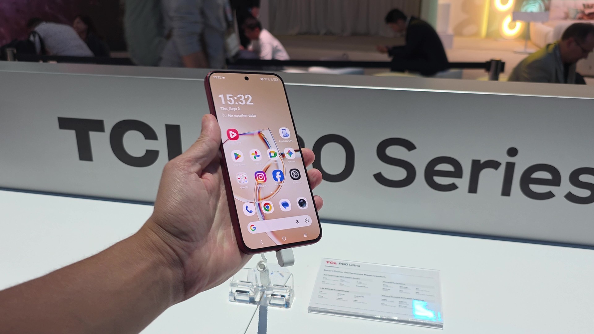TCL P80 Ultra em exposição no estande da fabricante, com o painel AMOLED NXTPAPER ligado
